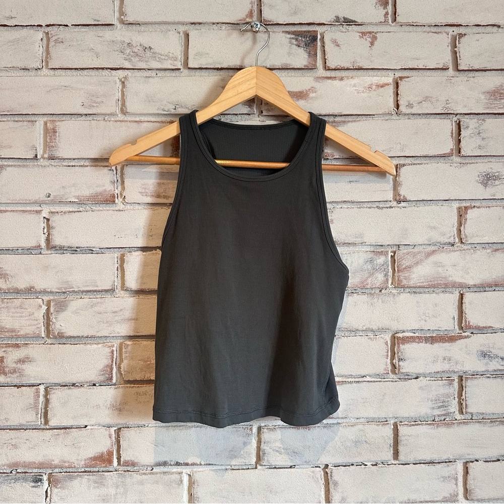 Vuori Pose Plyo Tank with built in bra green
